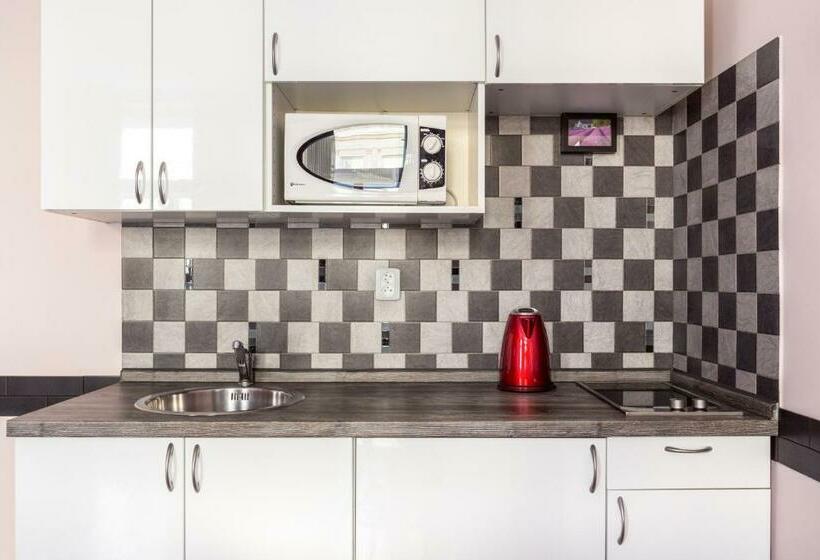 آپارتمان خانوادگی, Royal Court Legerova