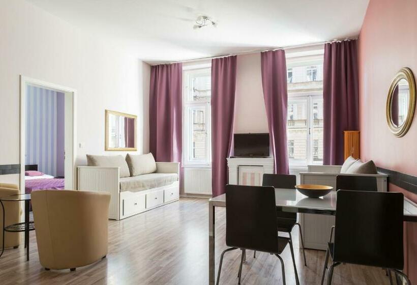 آپارتمان خانوادگی, Royal Court Legerova