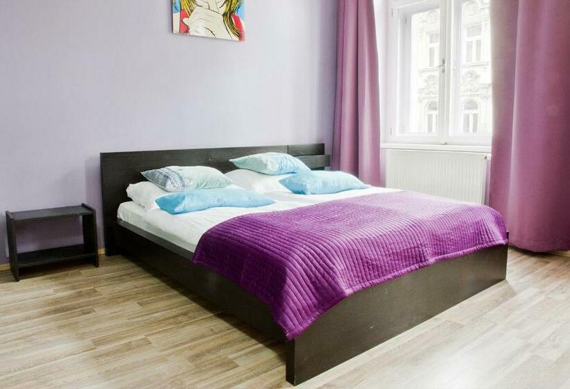 آپارتمان خانوادگی, Royal Court Legerova