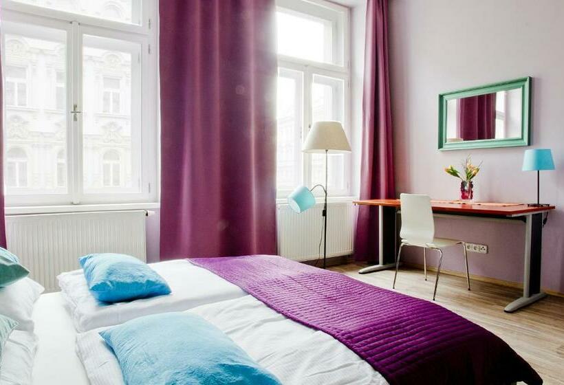 آپارتمان خانوادگی, Royal Court Legerova