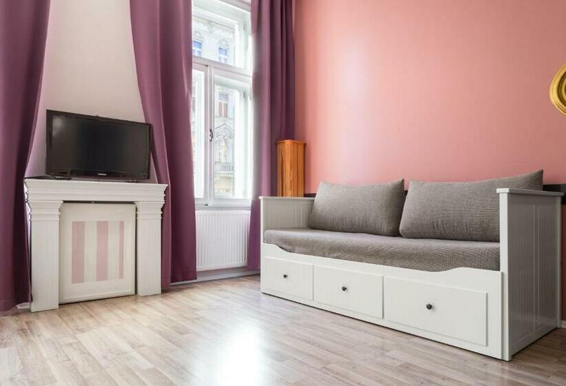 آپارتمان خانوادگی, Royal Court Legerova