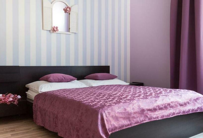 آپارتمان خانوادگی, Royal Court Legerova