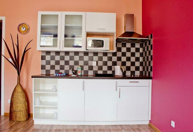 آپارتمان خانوادگی, Royal Court Legerova