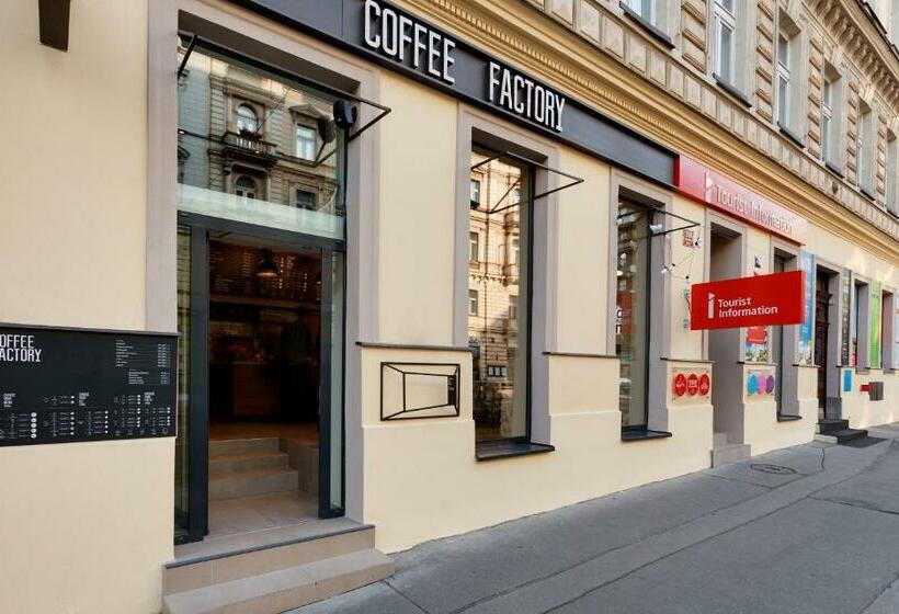 آپارتمان خانوادگی, Royal Court Legerova