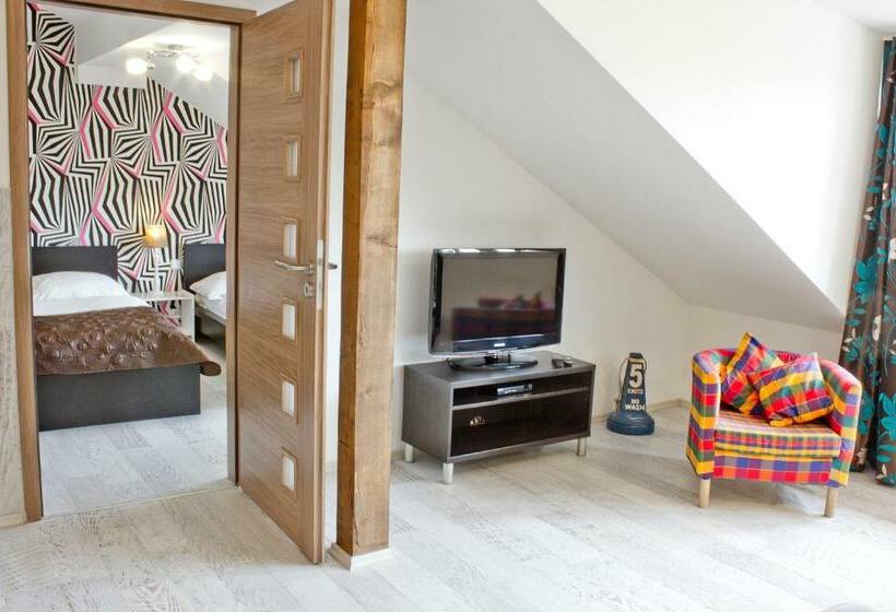 آپارتمان خانوادگی, Royal Court Legerova