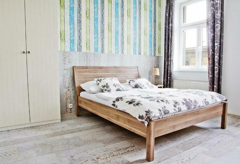 آپارتمان خانوادگی, Royal Court Legerova