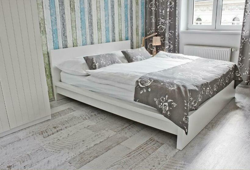 آپارتمان خانوادگی, Royal Court Legerova