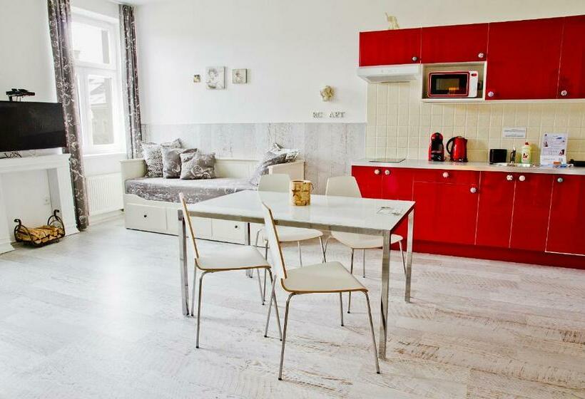 آپارتمان خانوادگی, Royal Court Legerova