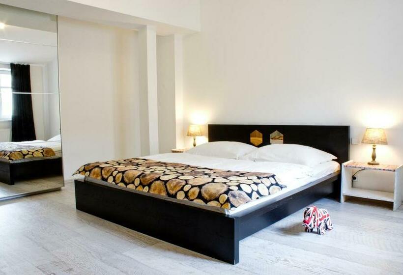 آپارتمان خانوادگی, Royal Court Legerova