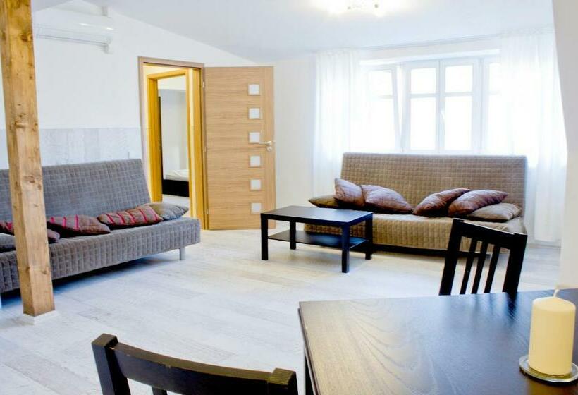 آپارتمان خانوادگی, Royal Court Legerova