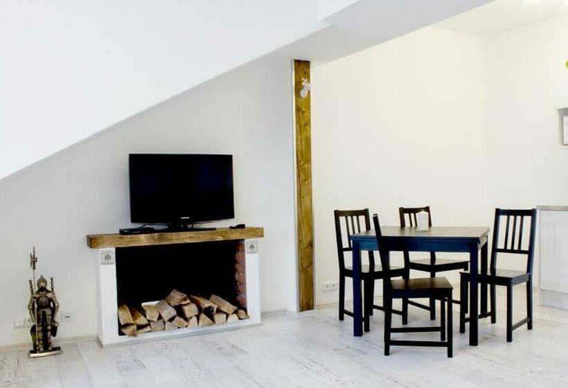 آپارتمان خانوادگی, Royal Court Legerova