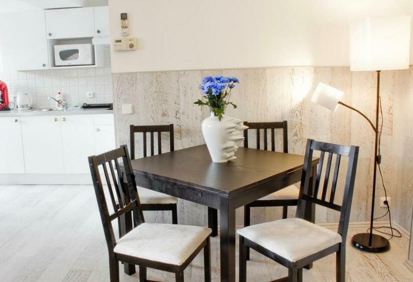 آپارتمان خانوادگی, Royal Court Legerova