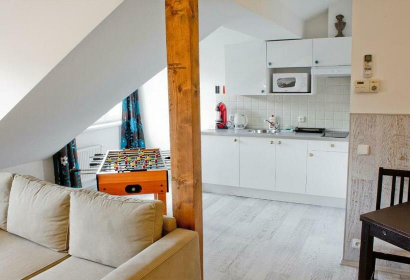 آپارتمان خانوادگی, Royal Court Legerova