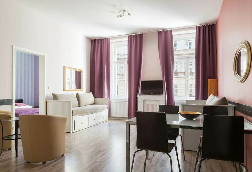 آپارتمان خانوادگی, Royal Court Legerova