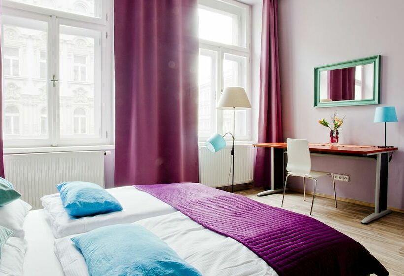 آپارتمان خانوادگی, Royal Court Legerova