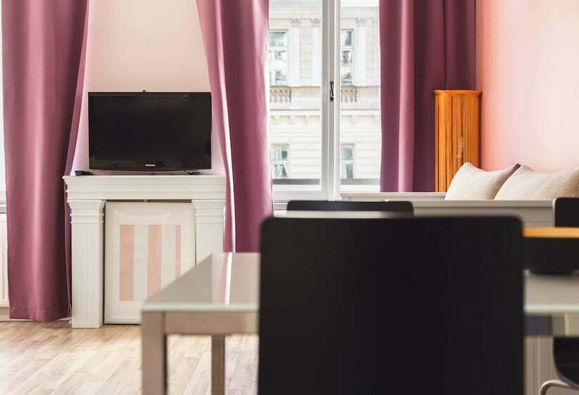 آپارتمان خانوادگی, Royal Court Legerova