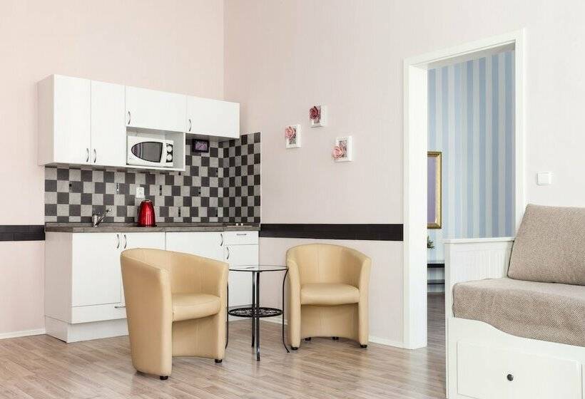 آپارتمان خانوادگی, Royal Court Legerova