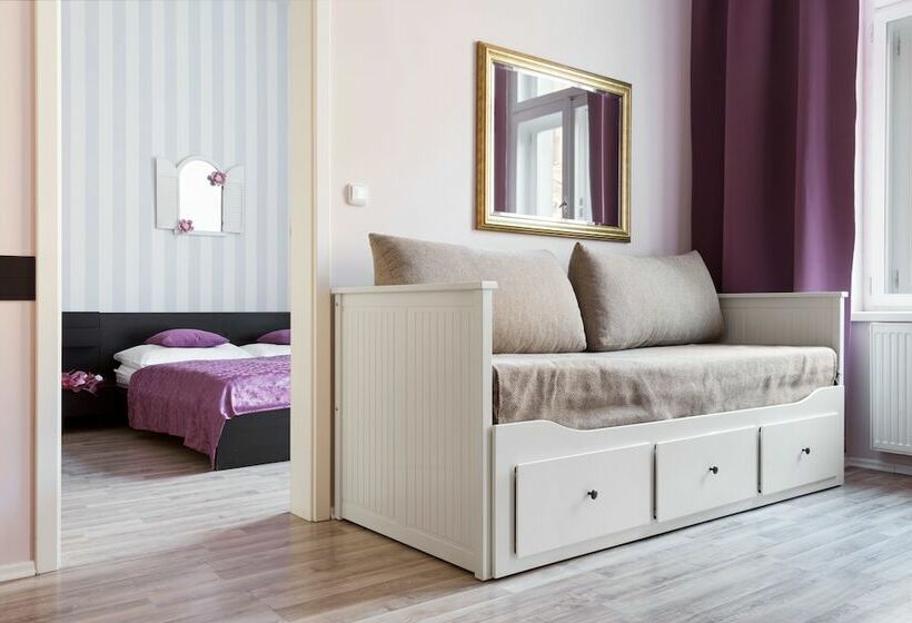 آپارتمان خانوادگی, Royal Court Legerova