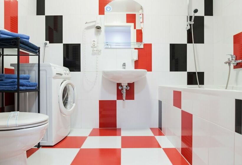 آپارتمان خانوادگی, Royal Court Legerova