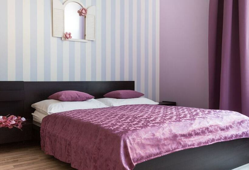 آپارتمان خانوادگی, Royal Court Legerova