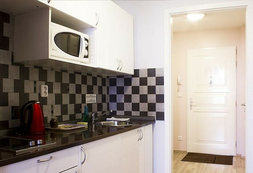 آپارتمان خانوادگی, Royal Court Legerova