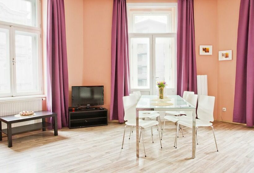 آپارتمان خانوادگی, Royal Court Legerova