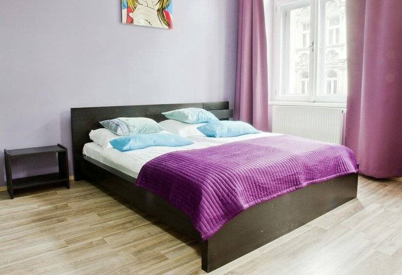 آپارتمان خانوادگی, Royal Court Legerova