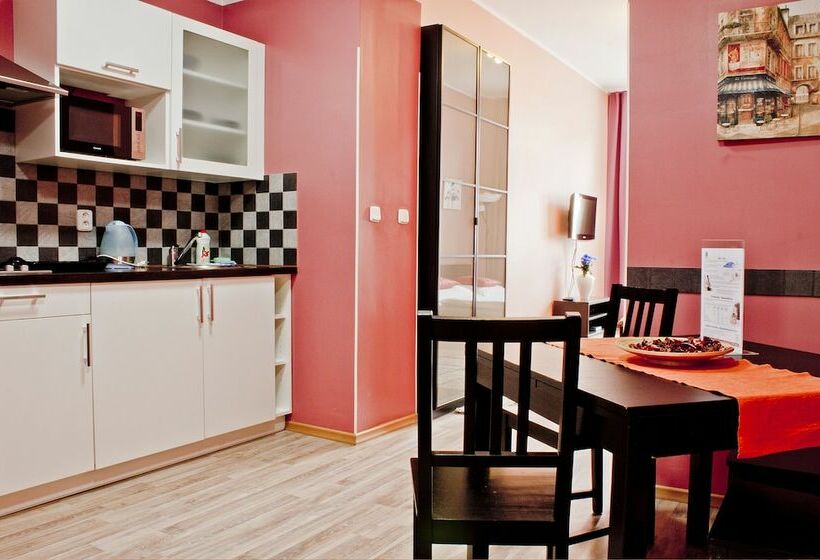 آپارتمان خانوادگی, Royal Court Legerova