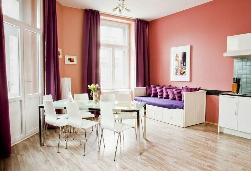 آپارتمان خانوادگی, Royal Court Legerova