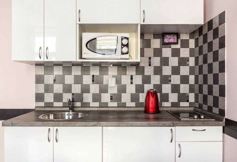 آپارتمان خانوادگی, Royal Court Legerova