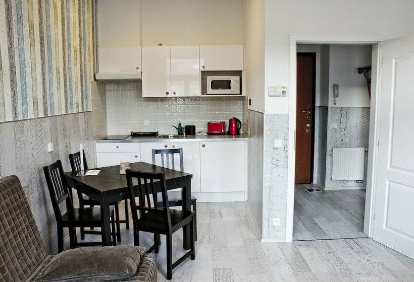 آپارتمان خانوادگی, Royal Court Legerova