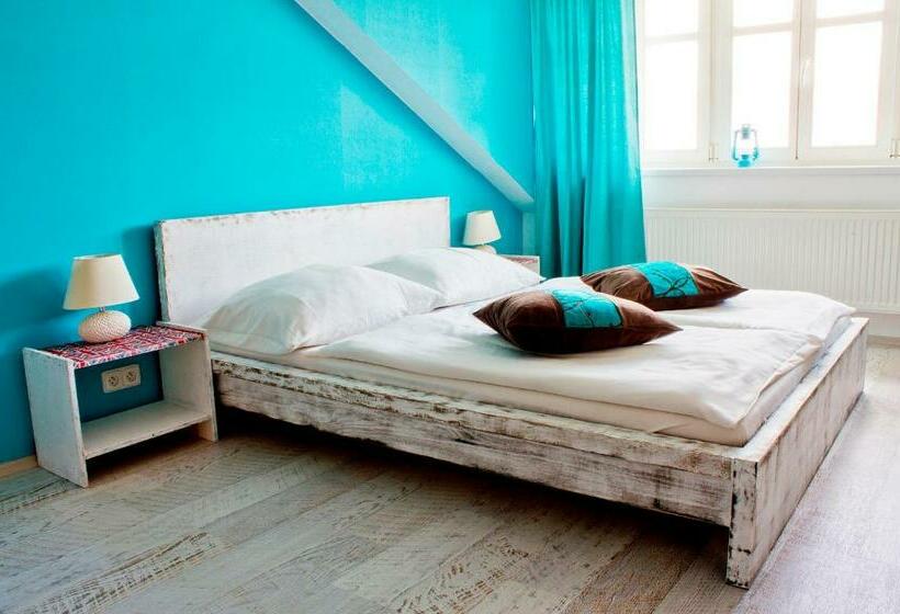 استودیوی سوپریور, Royal Court Legerova