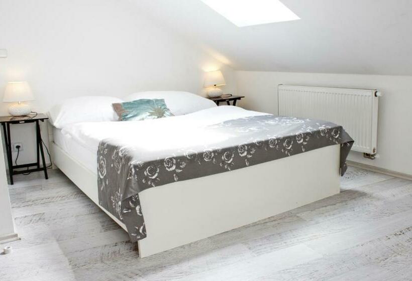 استودیوی سوپریور, Royal Court Legerova