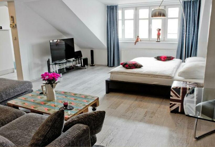 استودیوی سوپریور, Royal Court Legerova