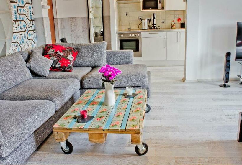 استودیوی سوپریور, Royal Court Legerova