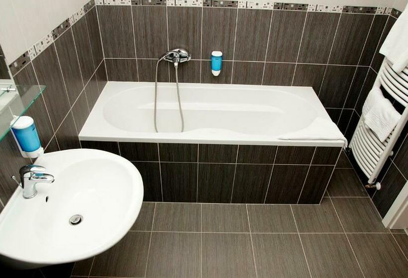 استودیوی سوپریور, Royal Court Legerova