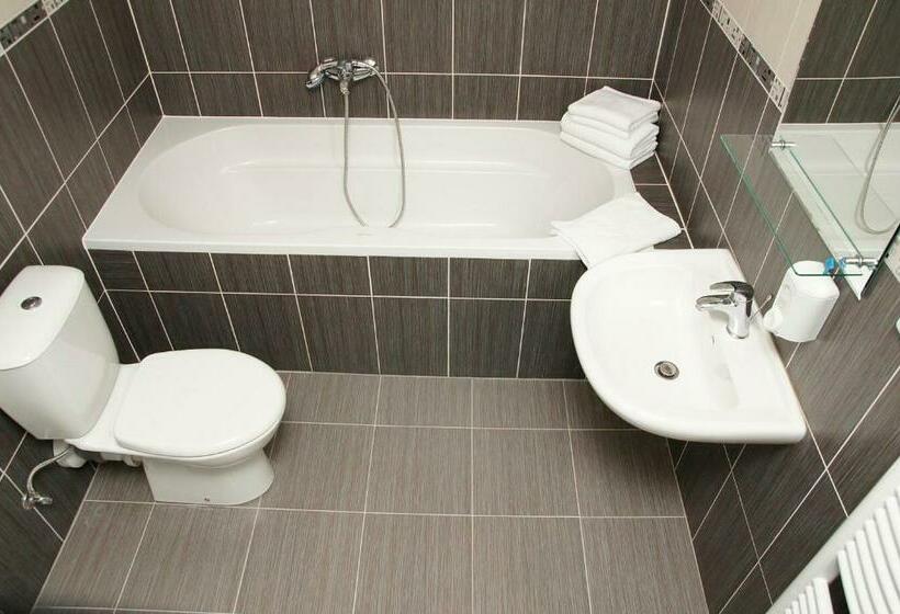 استودیوی سوپریور, Royal Court Legerova