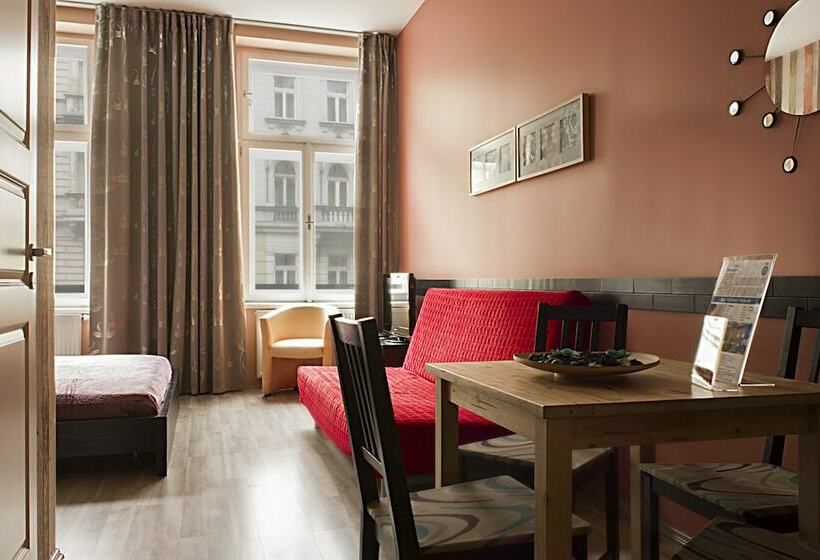 استودیوی سوپریور, Royal Court Legerova