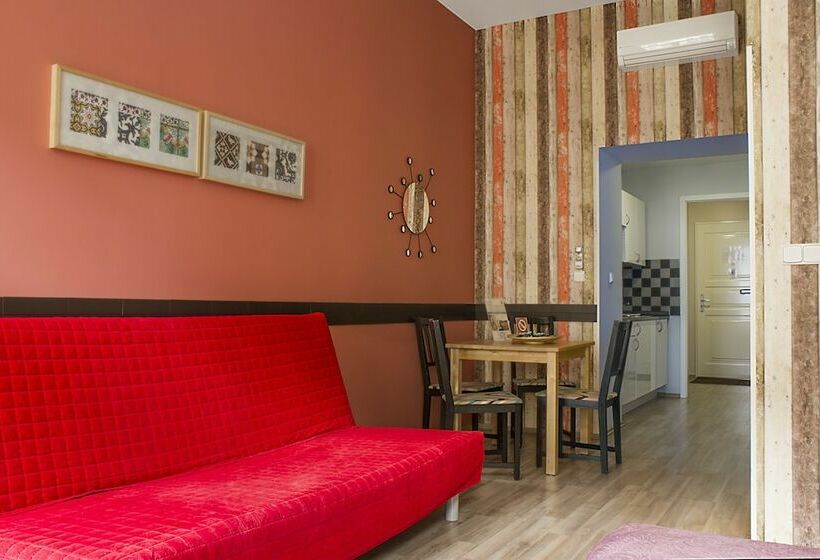 استودیوی سوپریور, Royal Court Legerova