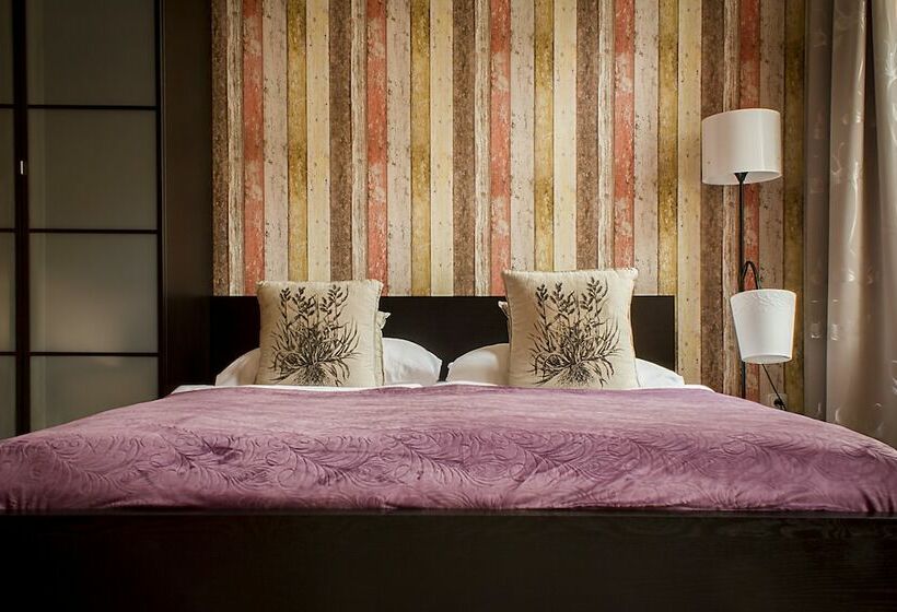 استودیوی سوپریور, Royal Court Legerova