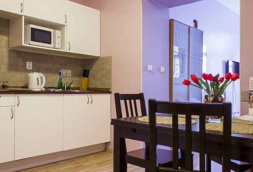 استودیوی سوپریور, Royal Court Legerova