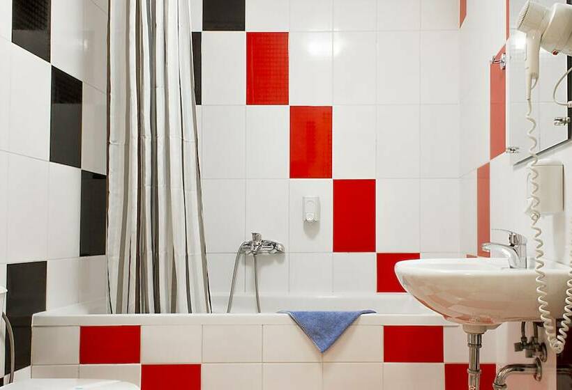 استودیوی سوپریور, Royal Court Legerova