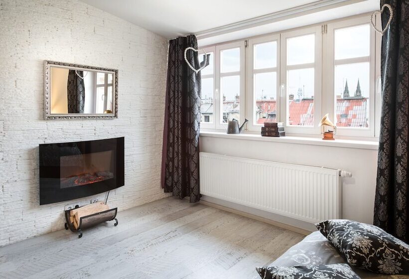 آپارتمان خانوادگی, Royal Court Legerova