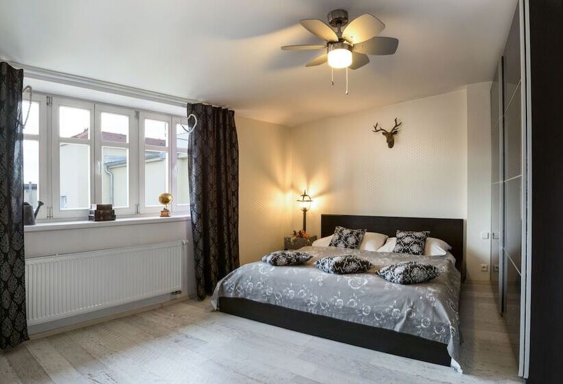 آپارتمان خانوادگی, Royal Court Legerova