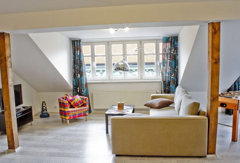 آپارتمان خانوادگی, Royal Court Legerova