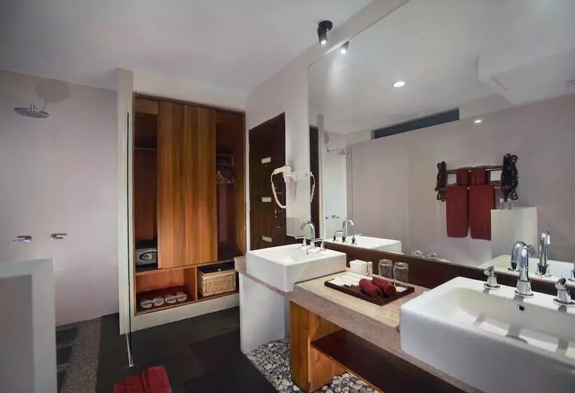 プールの見えるデラックスルーム, Aston Sunset Beach Resort  Gili Trawangan