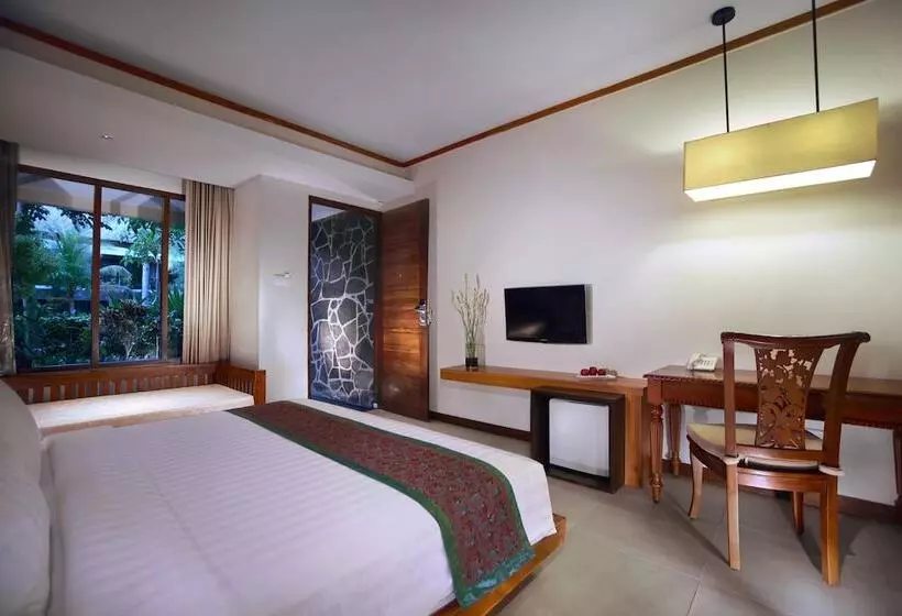 プールの見えるデラックスルーム, Aston Sunset Beach Resort  Gili Trawangan