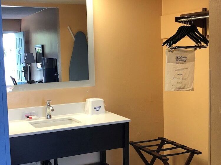 Номер Стандарт 2 Двуспальные Кровати, Days Inn By Wyndham Fort Myers Springs Resort