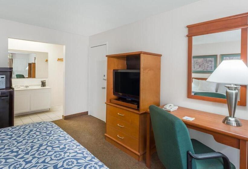 Номер Deluxe, Days Inn By Wyndham Fort Myers Springs Resort