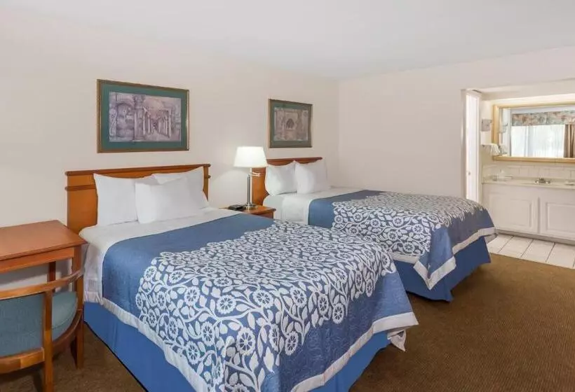 ２ダブルベッドのスタンダードルーム, Days Inn By Wyndham Fort Myers Springs Resort